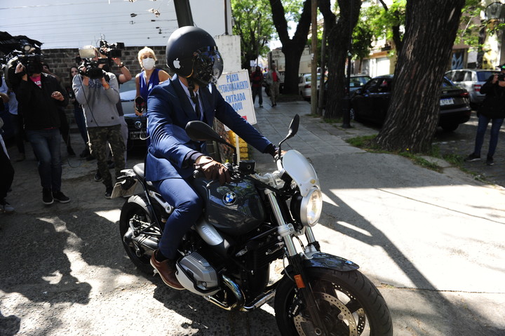 Luque, en 2020, llegando en moto a la Clínica Olivos. Foto: Luciano Thieberger.