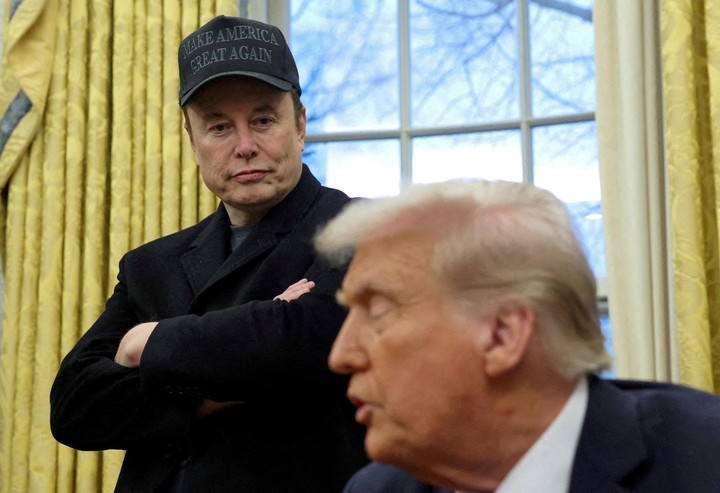 Elon Musk escucha al presidente estadounidense Donald Trump hablar en la Oficina Oval de la Casa Blanca en Washington. Foto Reuters