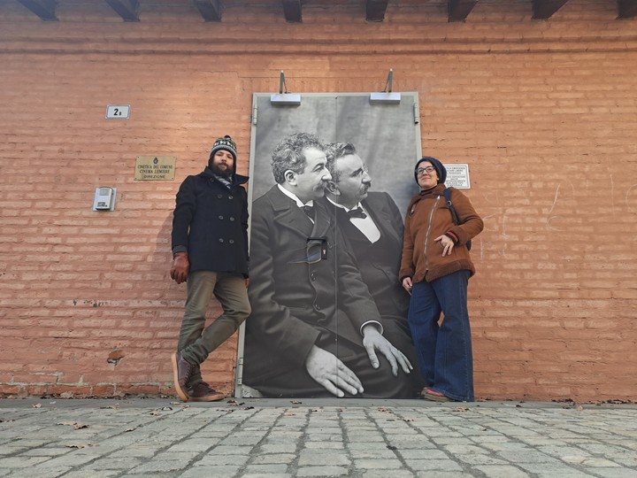 Candela Vey y Tino Pereira viajaron a Europa, en donde realizaron presentaciones mientras continuaron investigando la vida y obra de Vlasta Lah.