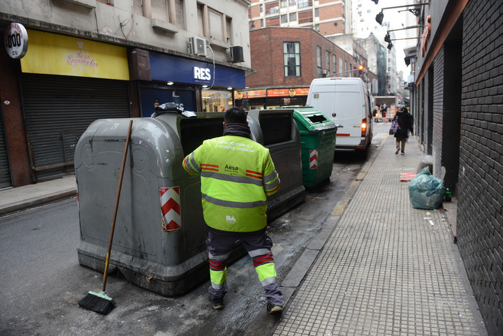 El servicio de barrido en CABA se lleva a cabo, por lo menos, una vez por día, de lunes a sábados, principalmente durante la mañanaFoto: Luciano Thieberger. FTP CLARIN IMG_20240723_092027.jpg Z Invitado