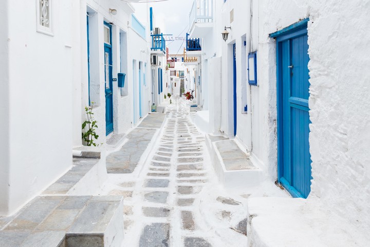 Las calles empedradas de Mykonos invitan a recorrerlas en pareja. Foto: Shutterstock.