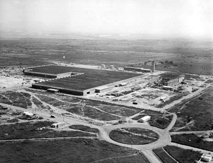 La planta comenzó a construirse a mediados de marzo de 1955, en las afueras de Córdoba. Fue la fábrica de automóviles más grande de la época.