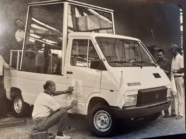 La Renault Trafic convertida en Papa Móvil se produjo en 1987.