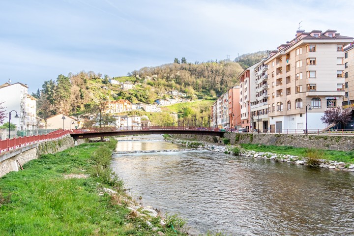 El río atraviesa Cangas de Narcea, en Asturias. Foto Shutterstock