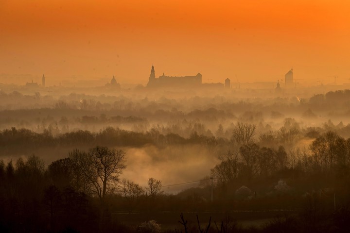 Amanecer en la ciudad de Cracovia bajo una densa capa de contaminación (EFE).