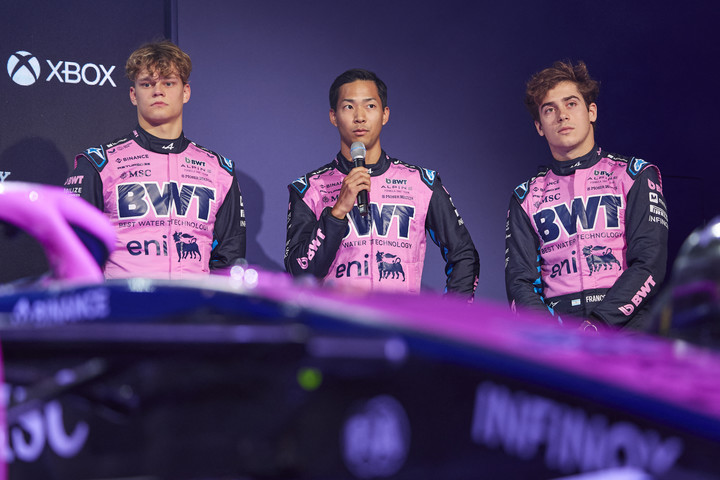 Franco Colapinto junto a Paul Aron y Ryo Hirakawa, sus compañeros en Alpine. Foto: BENJAMIN CREMEL / AFP.