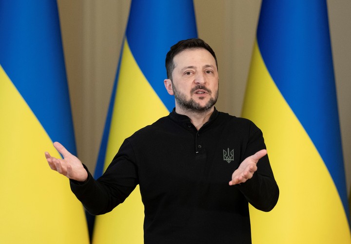 El presidente ucraniano, Volodímir Zelenski, habla en una rueda de prensa en Kiev, Ucrania. Foto EFE