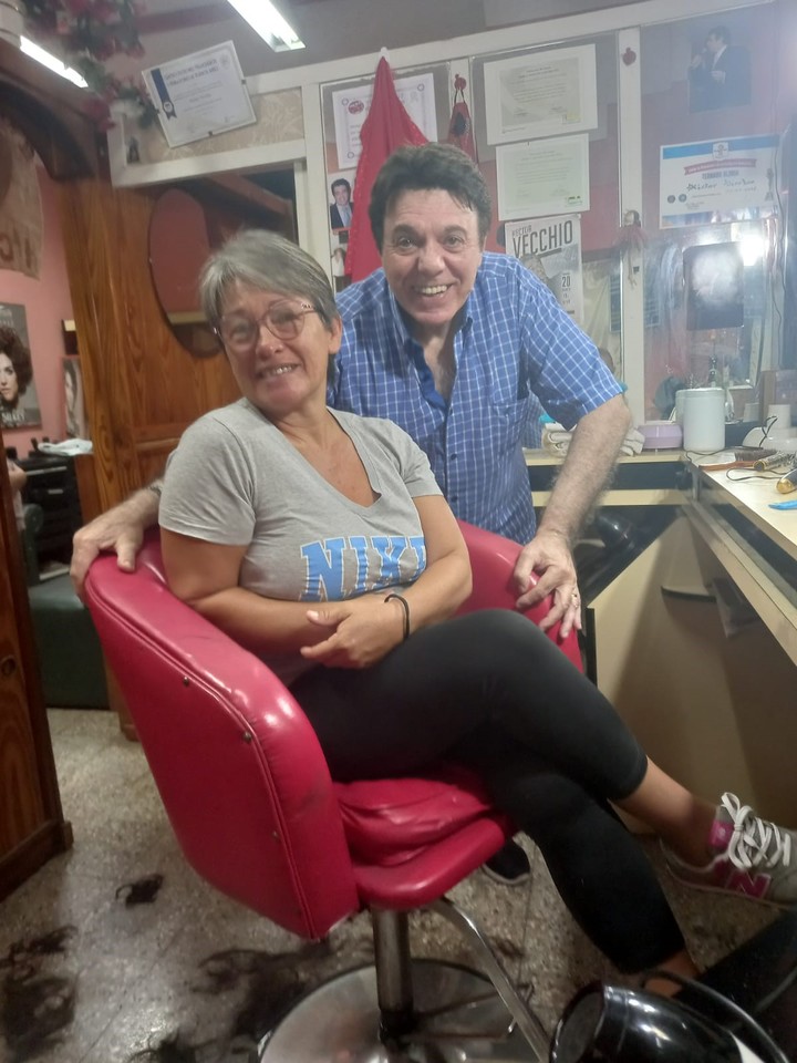 Héctor y sus clientes. Muchos vecinos de toda la vida y de toda la región. 
