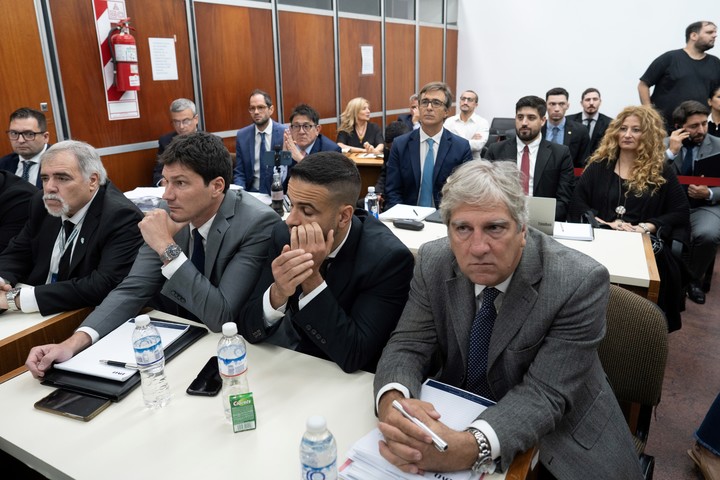 El psicólogo Carlos Díaz (segundo a la izquierda) junto a sus abogados.