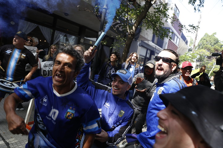 Más de una decena de personas pidiendo justicia fuera de los tribunales de San Isidro.