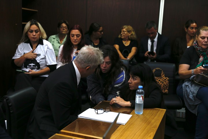 El abogado Fernando Burlando junto a Dalma y Gianinna Maradona.