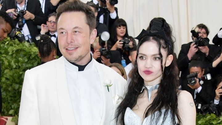 Elon Musk y Grimes en la Gala del Met de 2018, su primera aparición pública como pareja. Foto: AFP