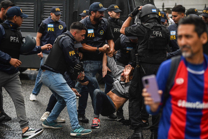 Más de 30 detenidos por los incidentes en el Congreso. Foto: Federico López Claro