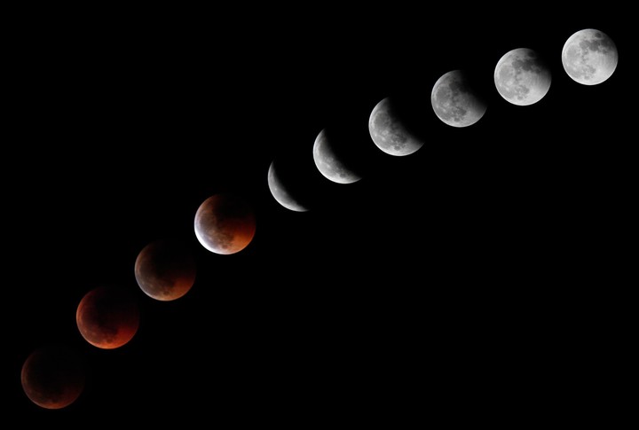 Un eclipse lunar total ocurre cuando la Tierra proyecta su sombra sobre la Luna, que puede adquirir tonalidades rojizas. Foto: AFP PHOTO/ DESIREE MARTIN.