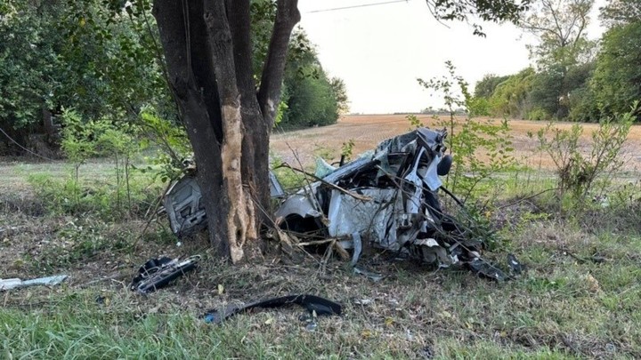 El auto quedó destruido tras el impacto.