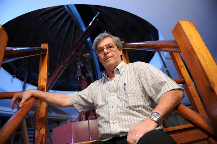 Alejandro Blain, socio vitalicio y honorario de la Asociación Amigos de la Astronomía, con un telescopio histórico. Foto: Martin Bonetto.