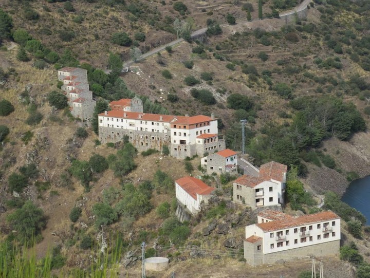 Salto de Castro, un idílico poblado hidroeléctrico con cuarenta y cuatro viviendas, hotel, bar, piscina, iglesia, un antiguo cuartel e instalaciones deportivas (Instagram).