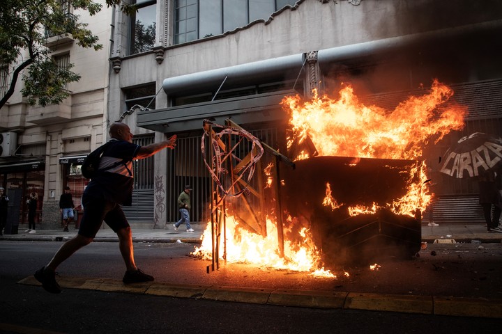 Uno de los contenedores incendiados en la marcha. Foto Xinhua/Martín Zabala