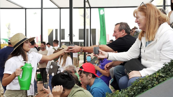 Un mate de bienvenida para los visitantes del stand del Banco Provincia en Expoagro 2025.