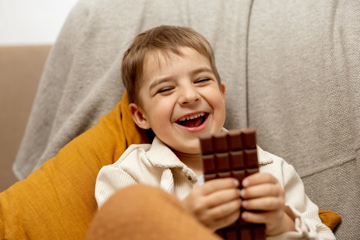 El chocolate tiene múltiples beneficios para los niños. Foto: Shutterstock.