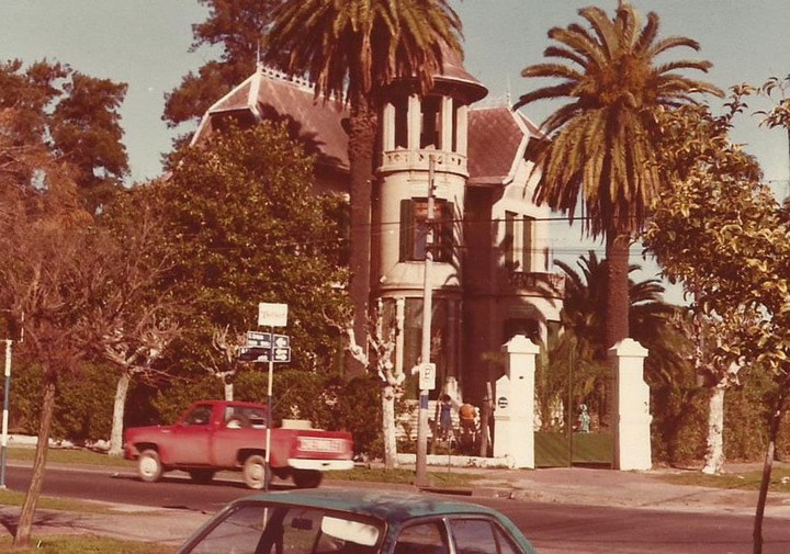 Una postal de 1980, cuando el Castillo de Banfield  tenía otro color y en sus escalinatas se llega a ver gente mirando de cerca el edificio.