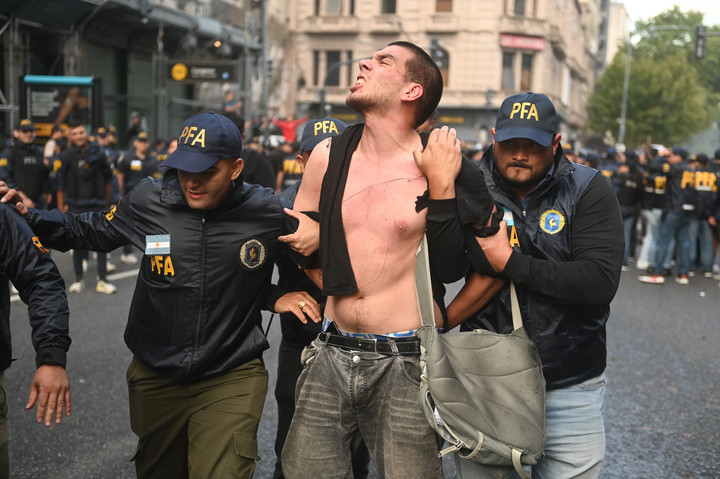 Un manifestante detenido en la marcha de Jubilados. Foto: Federico López Claro.
