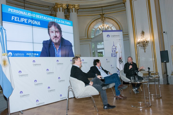 Felipe Pigna fue distinguido Personalidad Destacada de la Cultura de la Ciudad por iniciativa del legislador Juan Pablo O’Dezaille (UxP) y acompañado por el psicólogo Gabriel Rolón y el filósofo Darío Sztajnszrajber. Foto: gentileza editorial Planeta.