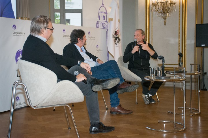 Felipe Pigna fue distinguido Personalidad Destacada de la Cultura de la Ciudad por iniciativa del legislador Juan Pablo O’Dezaille (UxP) y acompañado por el psicólogo Gabriel Rolón y el filósofo Darío Sztajnszrajber. Foto: gentileza editorial Planeta.