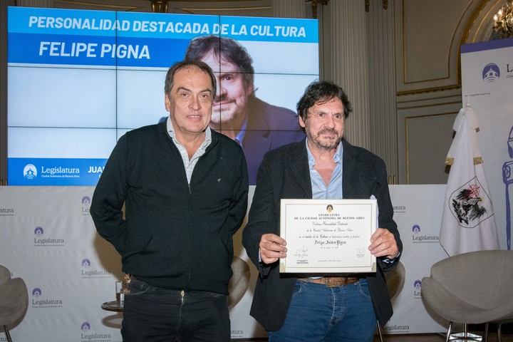 Felipe Pigna fue distinguido Personalidad Destacada de la Cultura de la Ciudad por iniciativa del legislador Juan Pablo O’Dezaille (UxP) y acompañado por el psicólogo Gabriel Rolón y el filósofo Darío Sztajnszrajber. Foto: gentileza editorial Planeta.