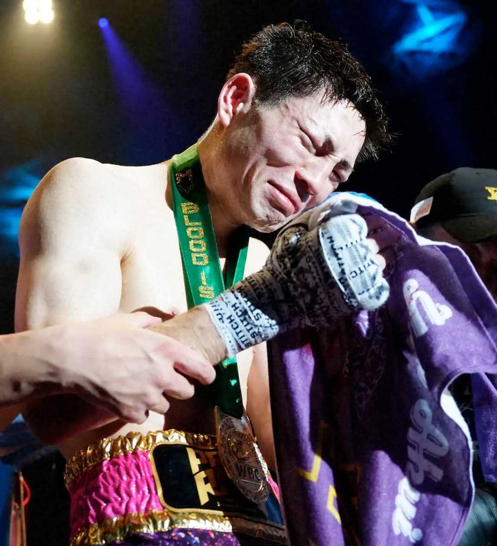 Seigo Yuri Akui llora tras ser derrotado por Kenshiro Teraji. Foto: Consejo Mundial de Boxeo.