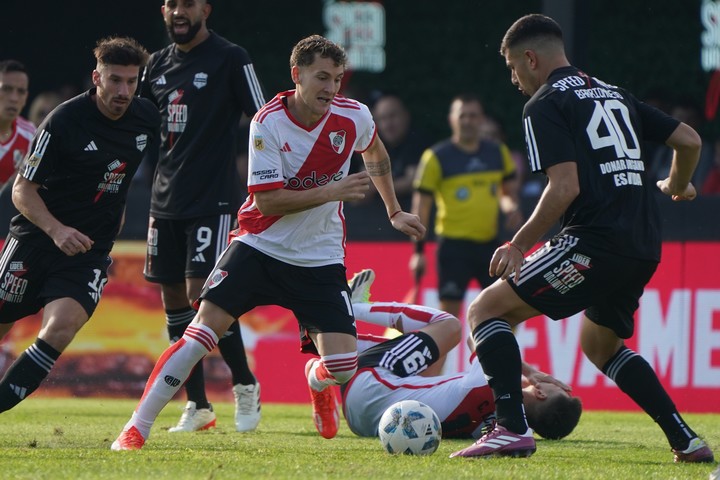 Colidio, en la cancha del Deportivo Riestra.