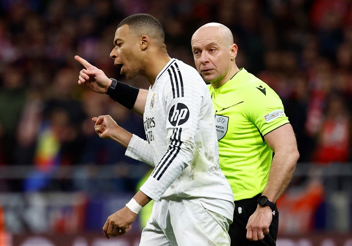 Szymon Marciniak, junto a Mbappé en el arranque de la tanda de penales. Foto: REUTERS/Susana Vera.