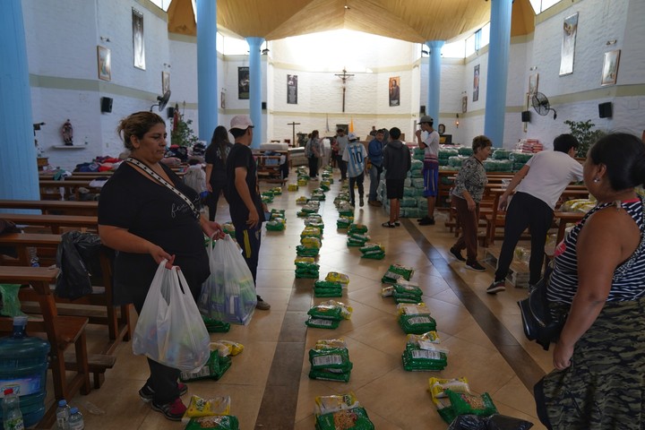 La gente de Ingeniero White busca donaciones en las parroquias. 
Foto Juano Tesone / Enviado especial