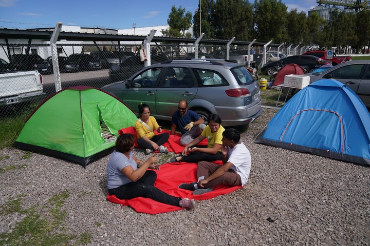 Vecinos del Barrio Boulevard afectados por las inundaciones instalaron carpas en la playa de estacionamiento una empresa cerealera para pasar noches.


Foto Juano Tesone / enviado especial