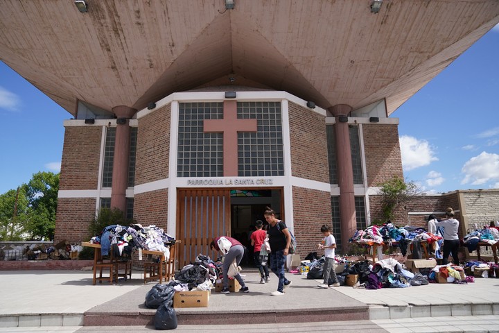 La gente de Ingeniero White busca donaciones en la Parroquia la Santa Cruz. 
Foto Juano Tesone / Enviado especial