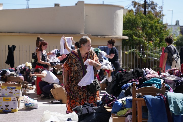 La gente de Ingeniero White busca donaciones en las parroquias. 
Foto Juano Tesone / enviado especial 