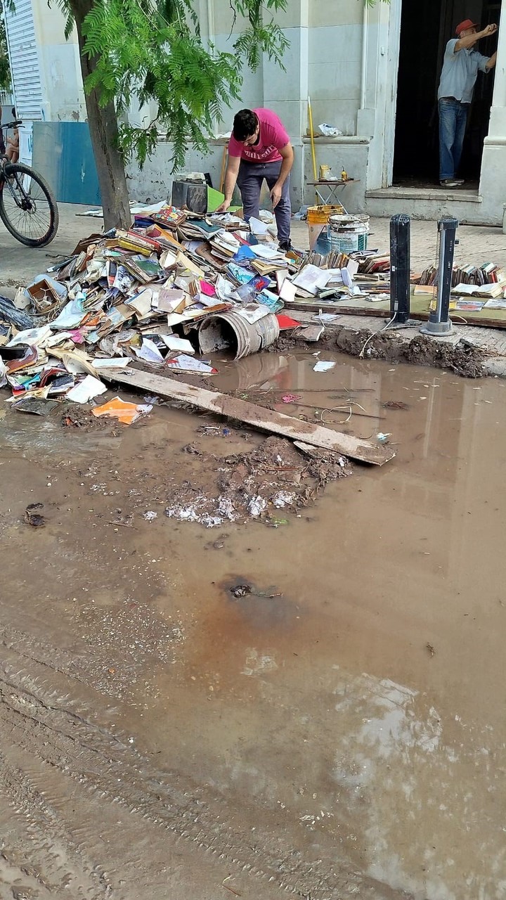 El espacio Factor C de Bahía Blanca se inundó y se perdió material de la editorial vox/lux. Foto: Gentileza Gustavo López.