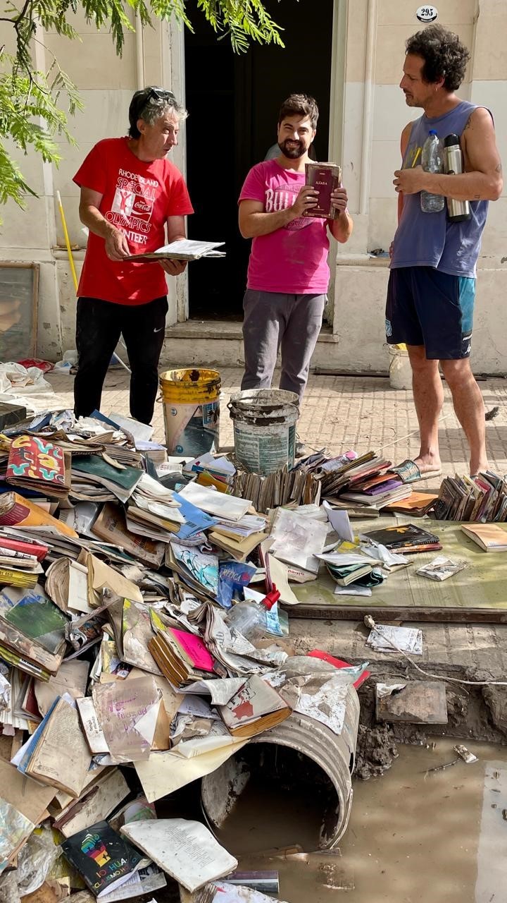 El estado de los libros de Factor C tras las inundaciones de Bahía blanca. Foto: Gentileza Gustavo López.