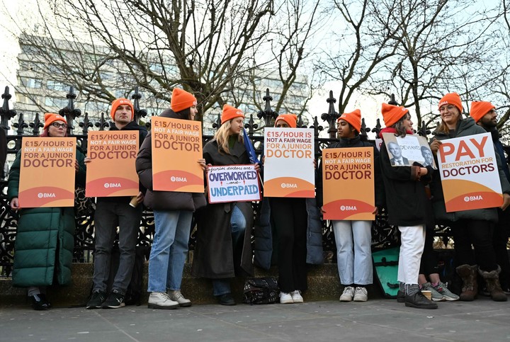 Miembros de la asociación médica británica reclaman mejores salarios. Foto: AFP