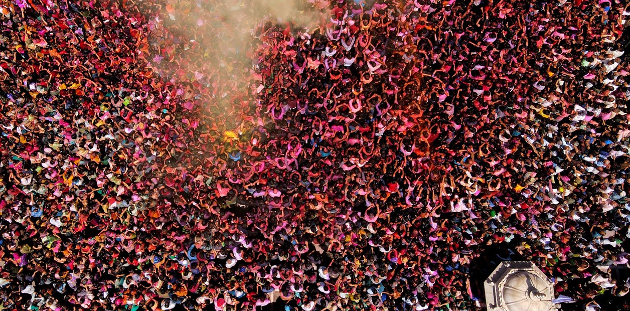 Rojo, azul, verde y amarillo son los principales colores que tiñen las calles de la India. AP Photo/Piyush Nagpal.