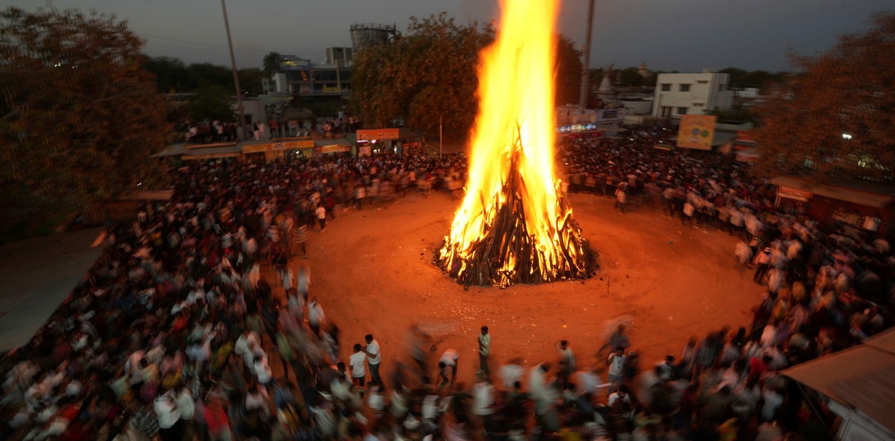 El Festival de los Colores se remonta a la leyenda de Holika, la malvada deidad hindú. Foto: AP Photo/Ajit Solanki.