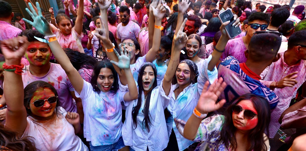 El Festival Holi también representa la victoria del bien sobre el mal. EFE/EPA/JAGADEESH NV