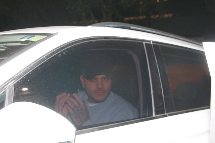 Mauro Icardi se acercó al Chateau de Libertador para evitar que sus hijas llevaran las mascotas a su casa de Nordelta. | Foto: Movilpress