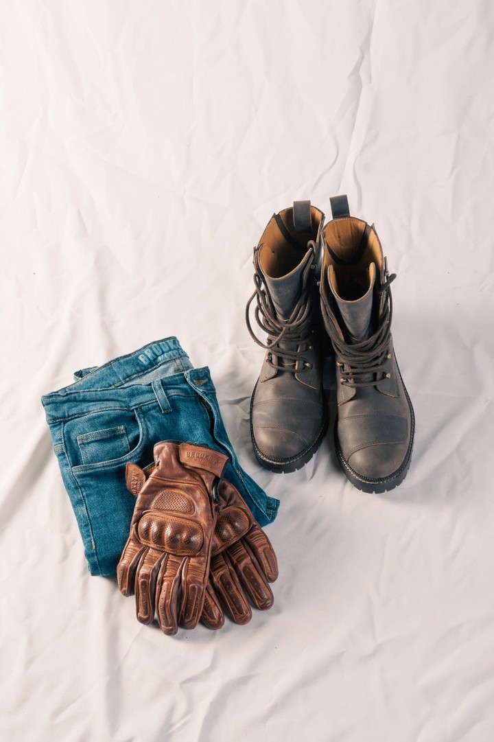 Guantes, borcegos y jeans.
De Brooklyn Moto Co., una de las nuevas firmas que se suma al mercado.