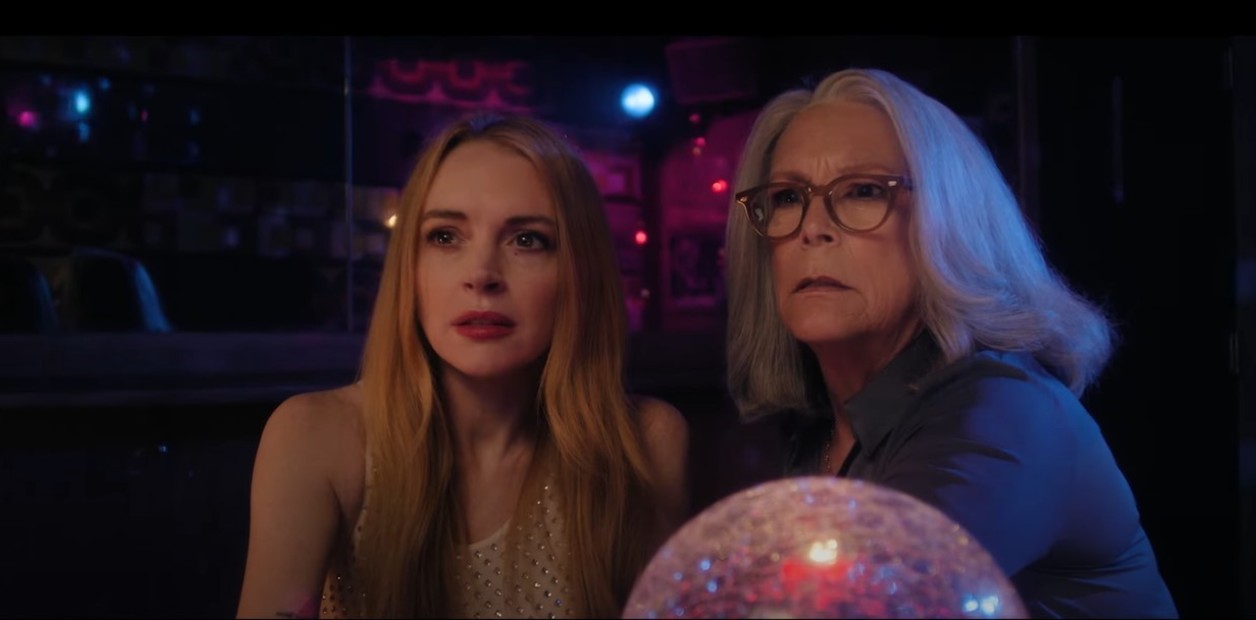 Lindsay Lohan y Jamie Lee Curtis en la secuela "Otro Viernes de Locos". (Foto:Captura de Video YouTube @DisneyStudiosLA)