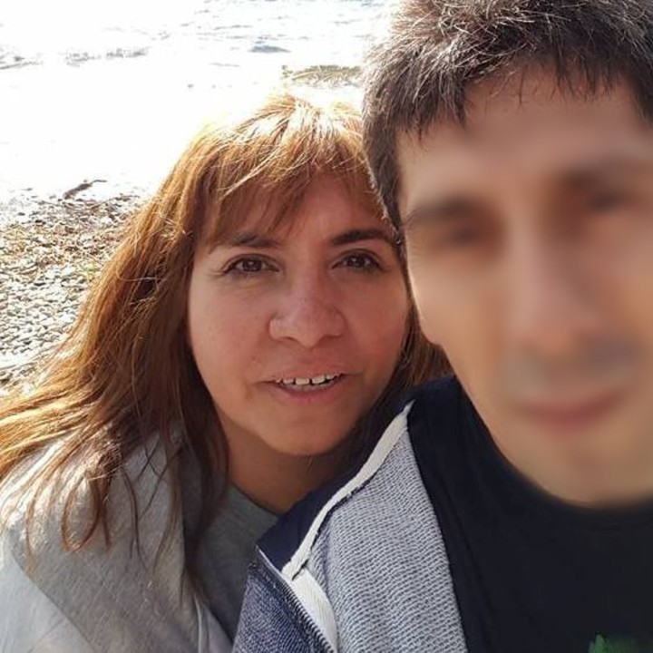 Silvia iba con su marido cuando la asaltaron ladrones en Carapachay.