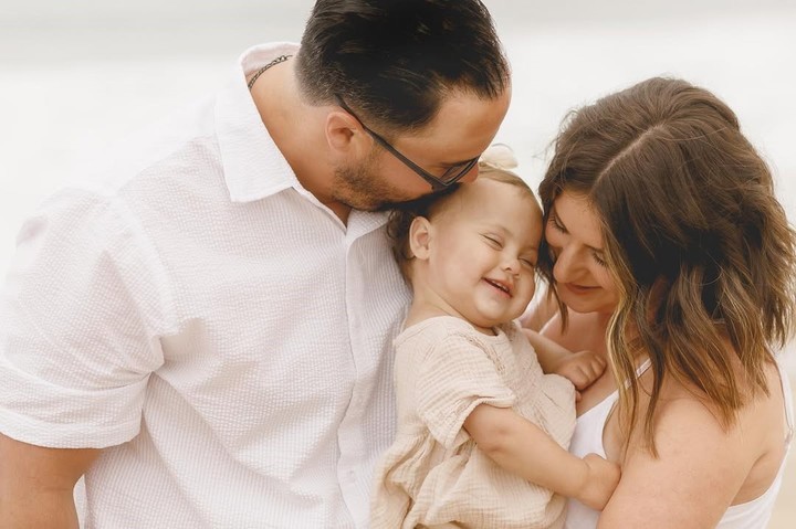 Heidi Lampros junto a su esposo John y su hija Ekko (Fotos: Instagram @essentially_heidirae)