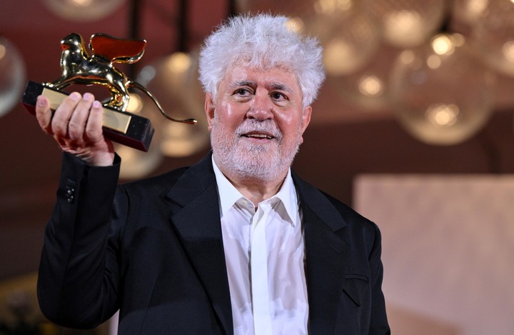 El manchego Pedro Almodóvar, con su León de Oro a la mejor película por "La habitación de al lado" en Venecia. Ahora compite como mejor director. Foto EFE