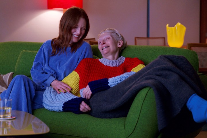 Julianne Moore y Tilda Swinton en "La habitación de al lado", nominada también a mejor música.