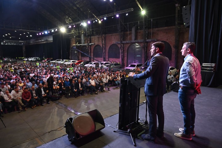 El Salón Metropolitano de Rosario se llenó para la tercera subasta de bienes incautados al narco y al delito en Santa Fe. Foto Gobierno de Santa Fe.